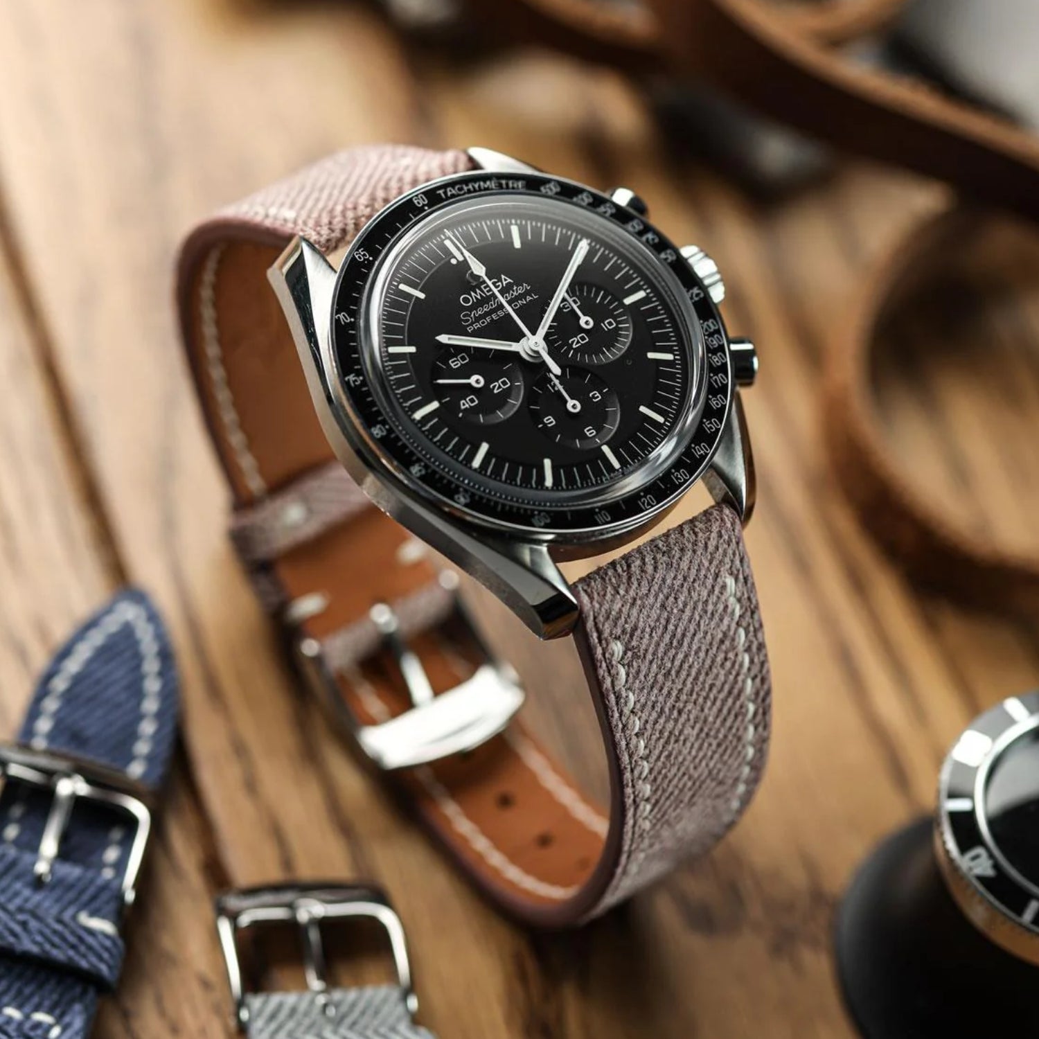 Braunes Handgefertigtes Denim - Uhrenarmband – DenimaTex™ von Helvetus® - Helvetus DE