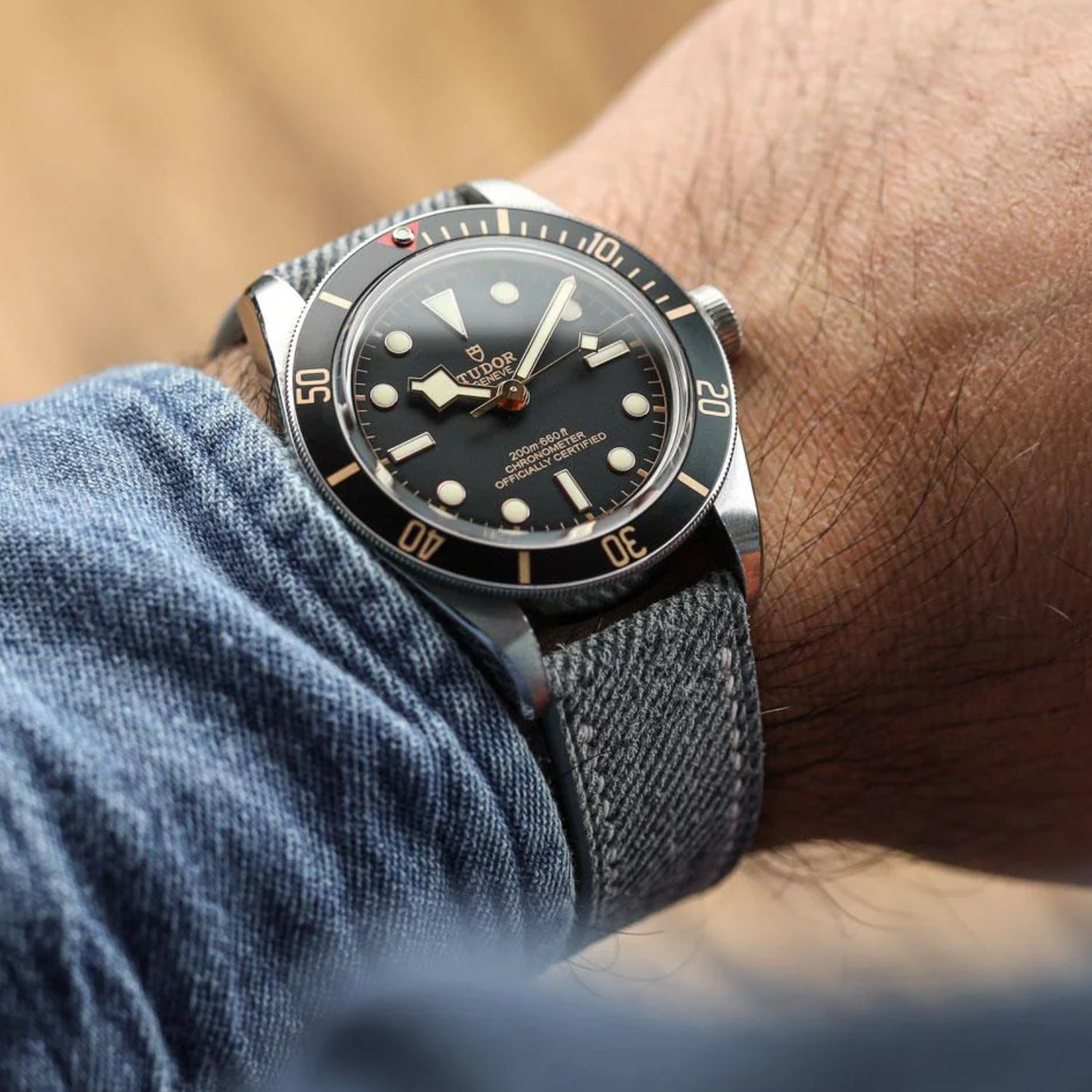 Graues Handgefertigtes Denim - Uhrenarmband – DenimaTex™ von Helvetus® - Helvetus DE